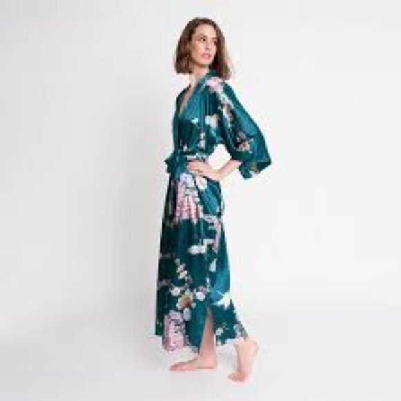 Kim + Ono Chrysanthemum & Crane Satin Long Floral 2 Pocket Women's Kimono Robe - Picture 1 of 13